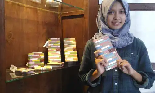 KERAJINAN KULIT : Cantiknya Tas dan Dompet Warna-warni dari Kulit