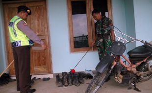 FOTO BARANG BUKTI : Polisi Menunjukkan Barang Bukti Dugaan Latihan Militer