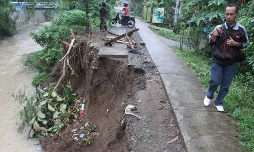 FOTO LONGSOR TULUNGAGUNG : Begini Longsor Talut Sungai Sukowiyono