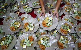 FOTO TAHUN BARU IMLEK : 1.000 Lontong Cap Go Meh Gratis di Kediri