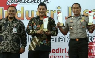 Foto Pemkot Kediri Raih Penghargaan OJK