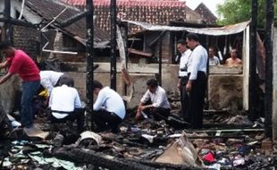 FOTO KEBAKARAN MADIUN : Begini Rumah Terbakar di Madiun…