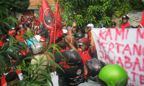 DUGAAN IJAZAH PALSU : Dituding Memfitnah, Massa PDIP Sukoharjo Datangi dan Merusak Rumah Widiono