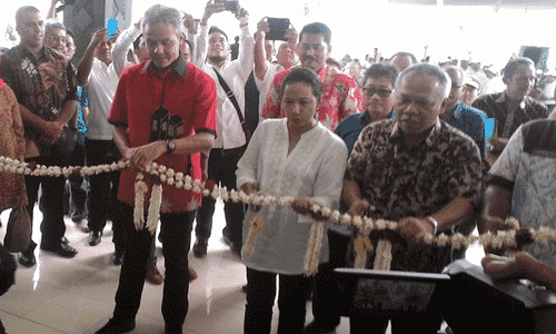 GUBERNUR JATENG : Resmikan Rusunawa Ungaran, Ganjar Pamer Batik Baru