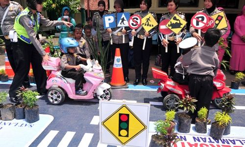 FOTO POLISI SAHABAT ANAK : Polwan Cantik Kenalkan Rambu Lalu Lintas kepada Anak-Anak