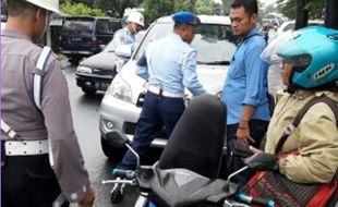 RAZIA MAGETAN : Pasang Stiker Berlogo TNI/Polri di Motor, Pengendara Terjaring Razia