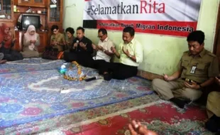 NASIB TKI : Hadiri Sidang Putusan, Keluarga Rita Bawakan Keripik Tempe