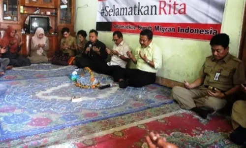 NASIB TKI : Hadiri Sidang Putusan, Keluarga Rita Bawakan Keripik Tempe