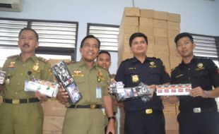 ROKOK ILEGAL SUKOHARJO : Satpol PP Sukoharjo Gagalkan Pengiriman 34.400 Rokok Bodong