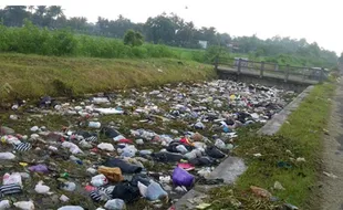 PENGELOLAAN SAMPAH : Warga Buang Sampah secara Liar pada Malam Hari