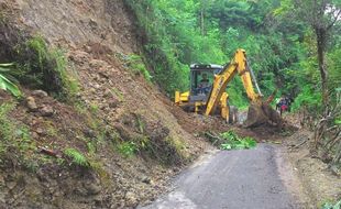 TANAH LONGSOR KULONPROGO : Jalur Menuju Kebun Teh Sempat Ditutup