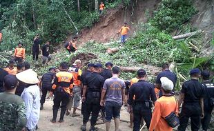 TANAH LONGSOR KULONPROGO : Longsor Tutup Akses ke 2 Kecamatan, Sekeluarga Mengungsi