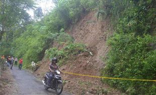 TANAH LONGSOR KULONPROGO : Hadiri Pemakaman Korban Longsor, Wabup Sebut Kadus Nglinggo Timur sebagai "Pahlawan"