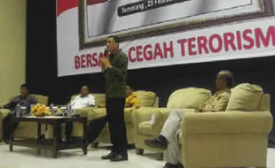 REVISI UU TERORISME: DPR Usulkan WNI yang Bergabung dengan ISIS Dicabut Kewarganegaraannya