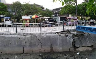 INFRASTRUKTUR SEMARANG : Trotoar Tlogosari Rusak Parah, Netizen Cibir Pemkot Semarang