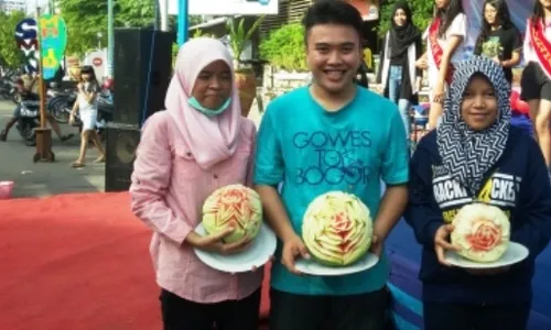 FOTO CAR FREE DAY MADIUN : SMKN 4 Madiun Bikin Bunga dari Buah