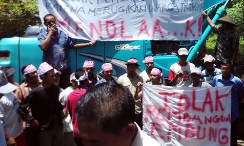 EMBUNG SRAGEN : Ratusan Warga Trobayan Demo Tolak Embung Samberembe, DPRD Siap Mediasi