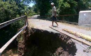 KERUSAKAN INFRASTRUKTUR SRAGEN : Jembatan Sapreh Ambrol, Akses 2 Desa Terputus