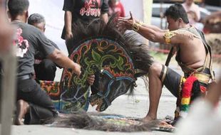 FOTO KESENIAN TRADISIONAL : Pentas Kuda Lumping untuk Regenerasi