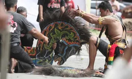 FOTO KESENIAN TRADISIONAL : Pentas Kuda Lumping untuk Regenerasi