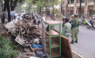 PEMBONGKARAN BANGUNAN SOLO : Pemkot Solo Bongkar Bangunan Liar di Bantaran Kali Jenes