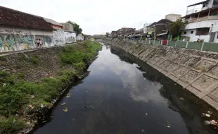 PENGELOLAAN SAMPAH SOLO : Warga Kucing-Kucingan Buang Sampah di Kali