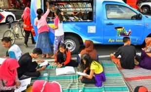 FOTO PERPUSTAKAAN KELILING : Buku Diusung Ramaikan CFD Kudus