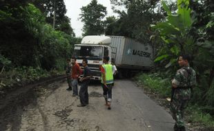 KECELAKAAN BOYOLALI : Truk Kontainer Bermuatan Ketimun Jepang Nggelondor di Jalur SSB, Ini Kondisinya