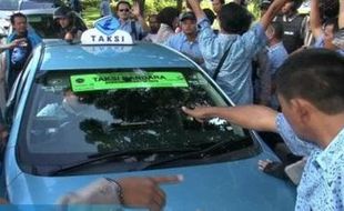 POLEMIK TAKSI UBER-GRAB : Sopir Taksi Tak Ikut Demo Kena Lemparan, Ini Pernyataan CEO Gojek