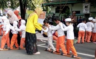 CFD SOLO : Komunitas Anak Bawang Kenalkan Tradisi Dolanan Bocah