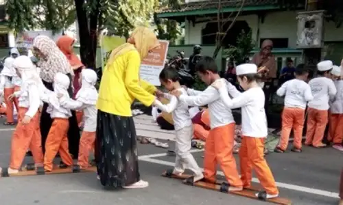 CFD SOLO : Komunitas Anak Bawang Kenalkan Tradisi Dolanan Bocah