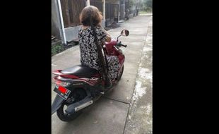 TRENDING SOSMED : “Emak-Emak Naik Motor Bawa Senapan, Kelar Hidup Lo”