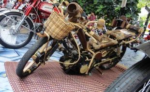 MODIFIKASI MOTOR: Intip Uniknya Honda Astrea Berbahan Bambu Ini