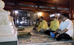 MUNAS PARTAI GOLKAR : Diawali Ziarah ke Makam Pak Harto, Idrus Marham Siap Pimpin Partai Golkar