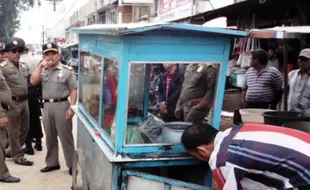 Berkerumun Di Bundaran Gladag Solo Saat CFD Libur, Puluhan PKL Kena Semprit Disdag