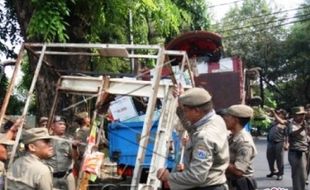 Satpol PP Semarang Bongkar Hunian Liar di Petudungan