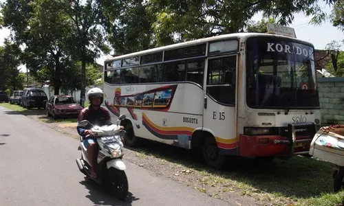 KECELAKAAN KARANGANYAR : Minibus Rombongan Pelayat Seruduk Mahasiswi Hingga Tewas