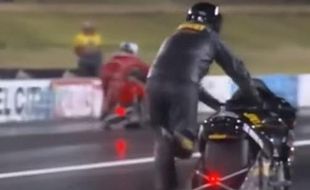 VIDEO LUCU YOUTUBE : Mesin Mati, Pembalap Drag Race Dorong Motor Sampai Finis