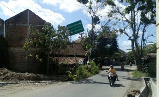 KERUSAKAN INFRASTRUKTUR BOYOLALI : Rambu Lalu Lintas Nyaris Ambruk