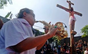 FOTO PASKAH 2016 : Saksofon Iringi Penyaliban di Ungaran