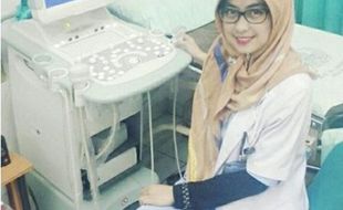 INSTAGRAM ARTIS : Tidak Mirip, Dokter Muda Cantik Ini Adik Oki Setiana Dewi