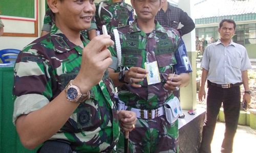 NARKOBA KARANGANYAR : Anggota TNI dan Pejabat Pemkab Karanganyar Ramai-Ramai Tes Urine