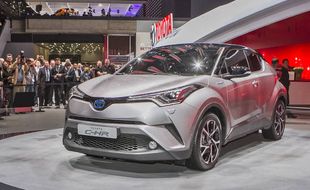 MOBIL TOYOTA : SUV C-HR Gendong Mesin Turbo dan Hybrid