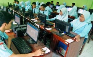 FOTO UJIAN NASIONAL 2016 : UN CBT Diujicobakan di SMK NU