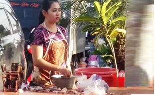 TRENDING SOSMED : Ini Dia Bakul Ayam Cantik Pasar Pagi Salatiga...