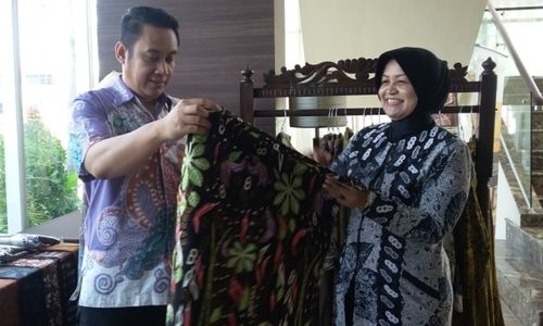 BATIK MADIUN : Batik Pecel Madiun Laris Diburu Turis