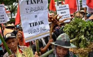 FOTO DEMO PETANI : Petani Kendal Demo di Semarang