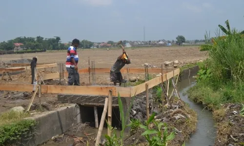 AKSI WARGA : Saluran Irigasi Ditutup, Warga dan Petani Protes Pengembang Perumahan