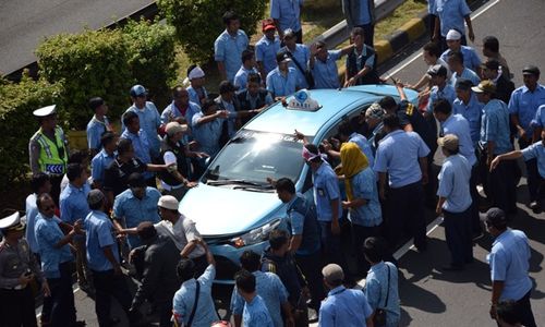 DEMO ANGKUTAN UMUM JAKARTA : 3 Driver Gojek Rusak Taksi Blue Bird