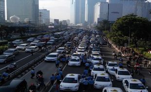 DEMO ANGKUTAN UMUM JAKARTA : Polisi Tangkap Pelaku Anarkistis Saat Demo